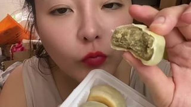 #爱就是一起吃好多好多顿饭 #此刻一位东北公主正在优雅的品尝东北甜点 #好吃的东西要吃进肚子里 #不