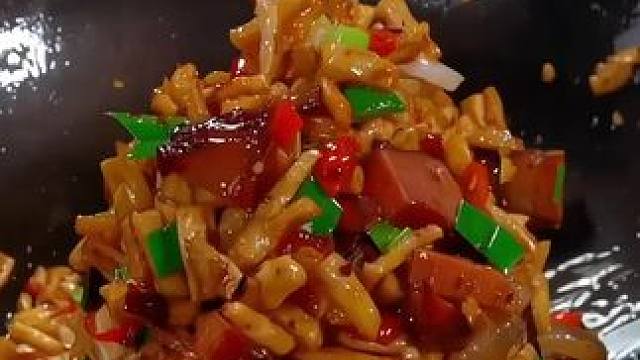 #萝卜干炒肉 虽然不是什么山珍海味，但是超下饭的哦，我每次吃这个都要多吃三碗米饭！！#家常菜 #美食