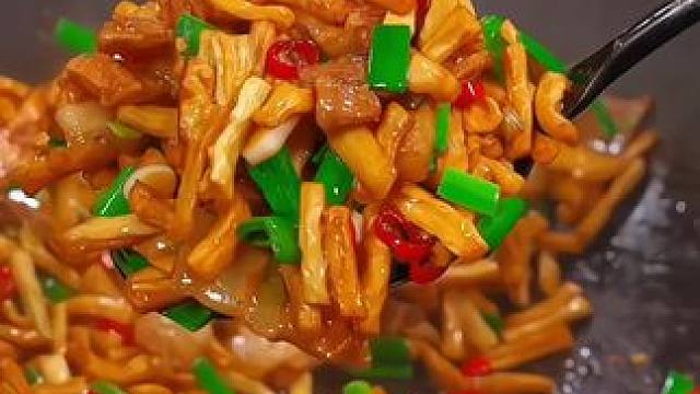 #萝卜干炒肉 虽然不是什么山珍海味，但是超下饭的哦，我每次吃这个都要多吃三碗米饭！！#家常菜 #美食