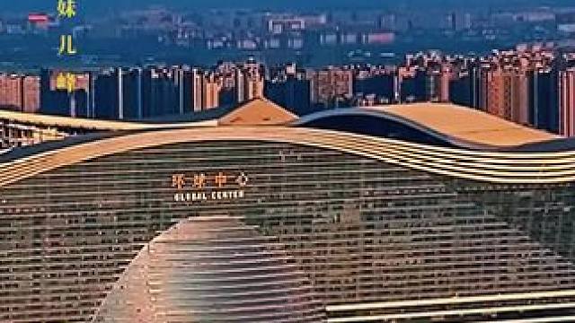 不同的位置不同季节拍到的四姑娘山幺妹儿峰，成都是春天拍的，近距离是夏天拍的#视觉盛宴 #雪山 #绝美