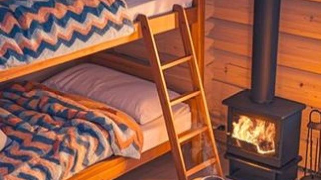 助眠视频，暴风雪中舒适小屋，壁炉噼啪响，风雪呼啸 #白噪音 #助眠声音 #助眠视频 #解压助眠 #深