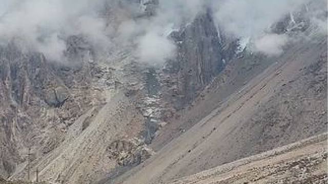 帕米尔高原沿途风景 早上的帕米尔高原下雪了，盘龙古道被封路，没去成。中午雪停了，云雾缭绕仿若仙境，穿