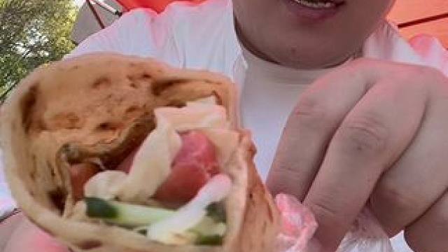 #谁懂这个视频对吃货的杀伤力 #这面条子不吃还不行必须得吃 #看他吃饭超下饭 大超带你们尝尝路边摊，