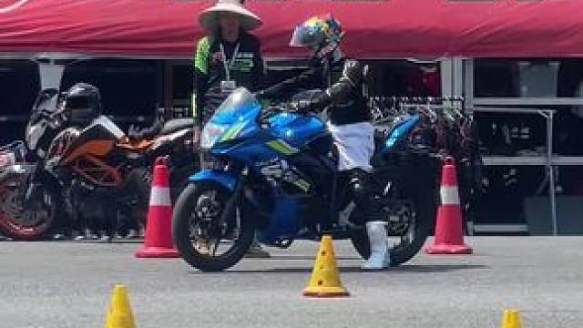 大小朋友都可以练习哈#金卡纳 #金技研 #金卡纳练习 #压弯 #摩托车