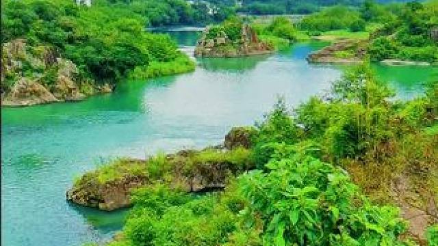 永嘉岩头镇下日川村，狮子岩景区，楠溪江中二小岛，一岛中岩石如狮子，另一似球，有狮子戏球之意。