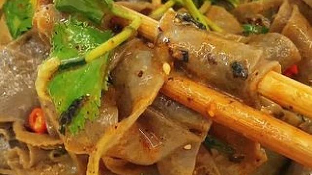 白象新出了流汁宽面，爆辣火鸡和红油麻酱两个味道都好好吃#荞麦面皮 #火鸡面 #超便宜超划算 #红油麻
