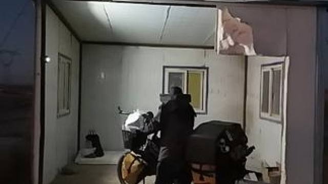 骑行甘肃去新疆，无人区连续70公里上坡天黑找到废弃铁皮房过夜 #我的骑行日记 #穿越无人区 #骑行 