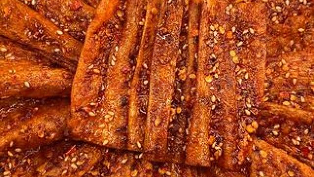 没来过湖南，一定要尝尝这个湖南的爆辣手撕豆皮，真的是越吃越辣#好吃到停不下来 #无辣不欢 #追剧小零