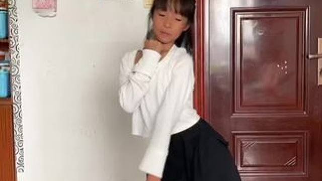 大人是来捣乱的吗 低配版开灯关灯舞#开灯关灯丝滑变装 #日常尬舞 #群魔乱舞