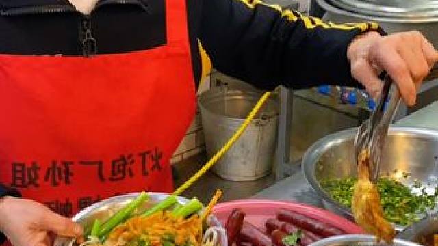 一个炸蛋3块你们觉得贵吗？我讲价不应该吗？#螺蛳粉 #嗦粉