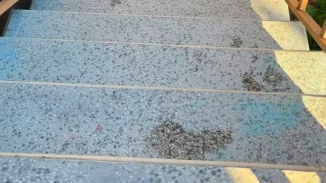 楼梯滚瓶子爆破解压时刻