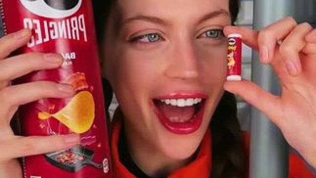 薯片盒里面藏的秘密，这小玩意简直太好玩了！ #搞笑视频 #搞笑配音 #看一遍笑一遍 #意想不到的结局