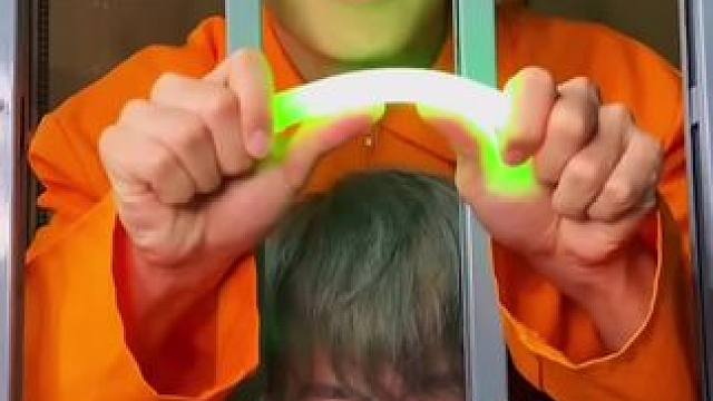 用荧光棒液体开锁，这手法真的太厉害了！ #是时候展现真正的技术了 #哈哈哈娱乐一下 #万万没想到 #