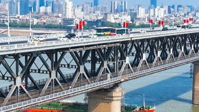 2024年10月15日是武汉长江大桥通车67周年纪念日 1957年10月15日，万里长江第一座公铁两