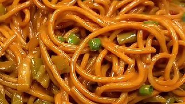 热干面自带调料包，方便又美味#美食分享 #这一碗好过瘾 #好味道 #营养丰富