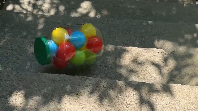 楼梯滚瓶子爆破解压时刻