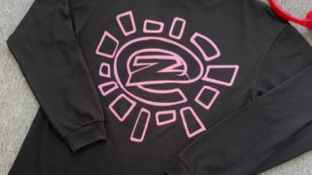 有志者曙光2.0长袖来袭！这个质量颜值真的棒！背后印花大logo上身回头率极高，一穿一个帅啊真的好爱