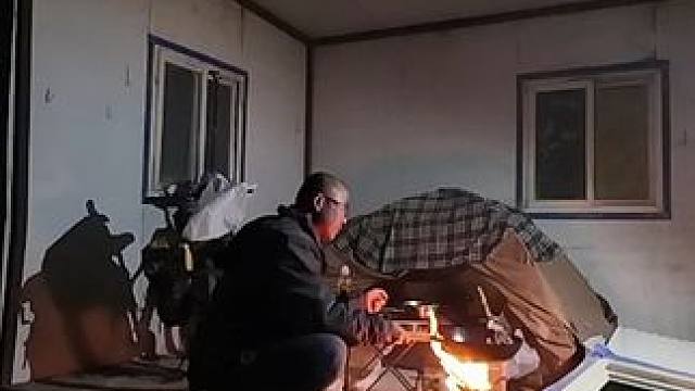 无人区很荒凉夜晚也很冷缺少水源，在废弃房用柴火取暖炒菜 #骑行vlog #无人区 #骑行日记 #户外