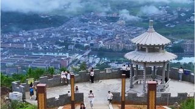 当你踏上仁里村这片土地，半岭的云海仿佛是大自然馈赠的最美画卷。层层云雾如轻纱般在山间飘荡，时而翻涌如