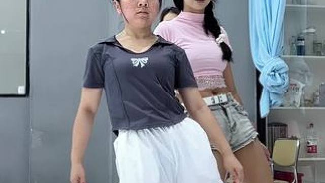 一学就会基本功—走步绕胯，大家学会了嘛 #舞蹈 #扭起来 #零基础学跳舞