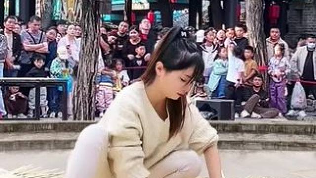 美女人漂亮竹编手艺还这么厉害，现在已经很少见了