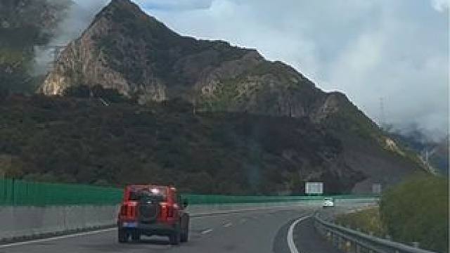 一路流动的画卷，秋天的林拉公路#沿途风景随拍 #行走山水间