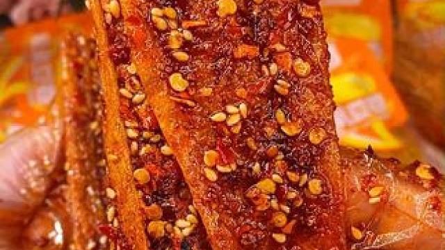 这个旋风豆卷撕着吃也太好吃了，咸咸辣辣的，好吃到停不下来#辣条 #好吃到停不下来 #无辣不欢 #零食