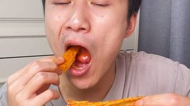 能吃辣爱吃辣的宝子一定要尝尝这个豆卷#好吃到停不下来 #无辣不欢 #零食推荐 #辣条