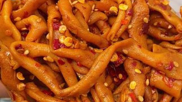 每一根上面都裹满了辣椒和卤汁，吃起来香香辣辣QQ弹弹真的上头#无辣不欢 #好吃到停不下来 #鸭肠