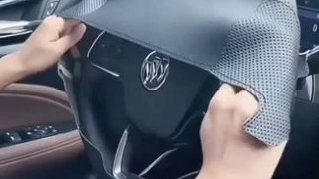 #上热门高颜值汽车手缝方向盘套，手感紧实细腻不打滑 ，四季通用，#方向盘套 #手缝方向盘 #汽车好物