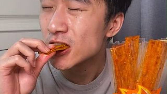 不能吃辣的千万不要买！这个真的巨辣巨上头#好吃到停不下来 #辣条 #零食推荐 #无辣不欢