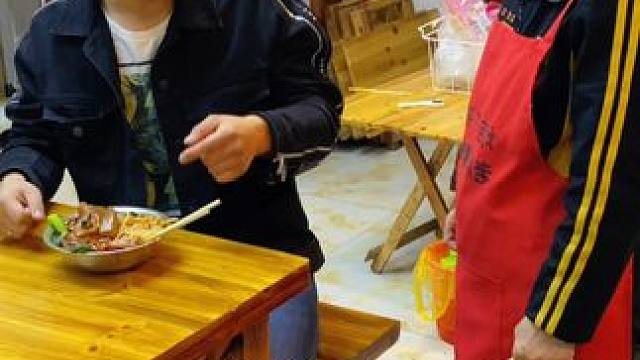 解气不，终于理直气壮的凶这老太婆一回！#螺蛳粉 #嗦粉