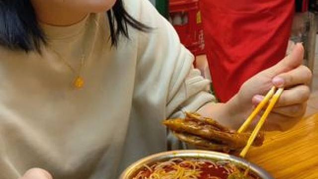 看美女一口吃一个鸭脚，太有食欲了！#螺蛳粉 #这一碗好过瘾 #谁懂这一口的好吃程度