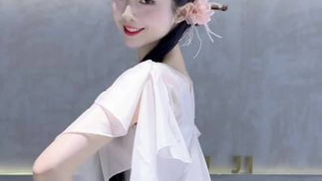 遇见你的眉眼 如清风明月 