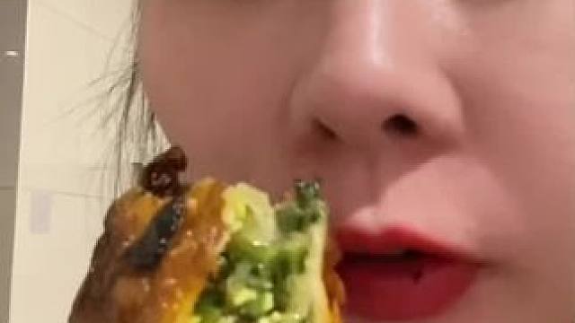 #谁懂这个视频对吃货的杀伤力 #吃货的世界唯有美食不可辜负 #晚上吃火鸡面会不会胖 #深夜放毒系列之