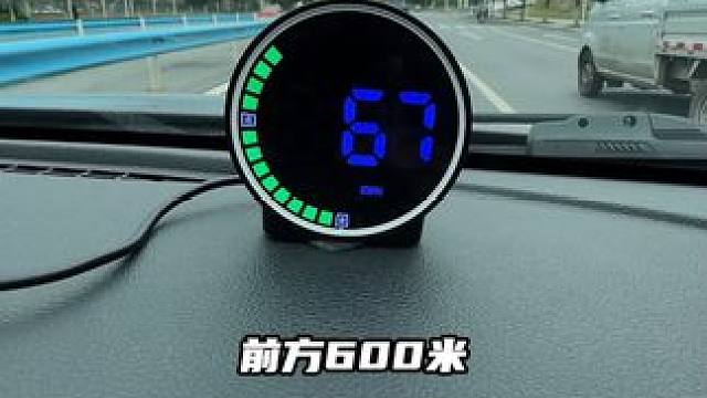 车都买了，不会连这个都还不知道吧！不需要流量，不需要卡，插USB供电即可使用，车速，语音播报，真的太