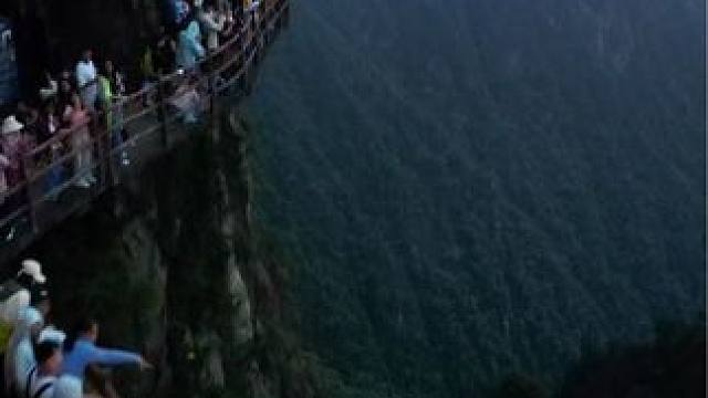 神奇的莽山绝壁天路，恐高人士最好不要一个人来！#航拍莽山 #一座不用爬的山 #莽山五指峰景区 #旅行