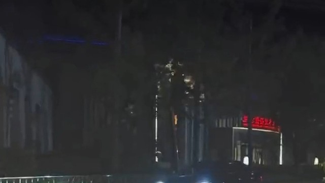 不怕劳斯带雨伞  就怕奥迪带爆闪