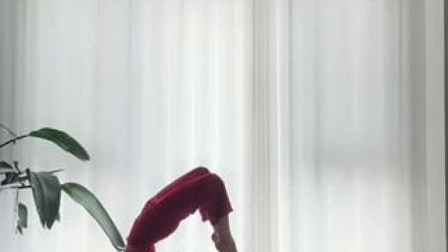 心静下来❤️
怎么来的怎么回去，眼睛先看会，然后练习，水到渠成，我们一起加油。#头肘倒立#前臂倒立#