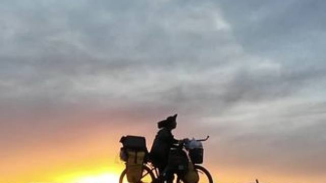 骑行甘肃，到达新疆界无人区没信号也未能补到水源，只好赶夜路 #我的骑行日记 #骑行vlog #穿越无