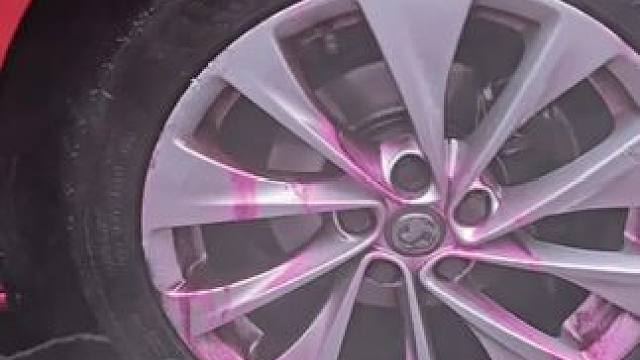 刹车产生的铁粉会吸附在轮毂上，要及时清理，不然会氧化轮毂 #汽车好物 #清洗轮毂