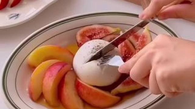 桃子无花果布拉塔奶酪沙拉#治愈系美食 #布拉塔奶酪 #我的厨房日记 #美食治愈心情 #一人食记