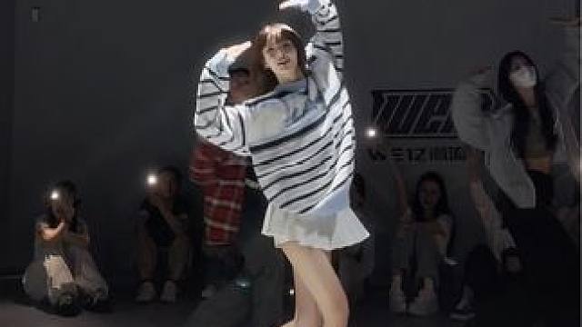 大家的手电筒好像萤火虫一闪一闪~ #ditto #newjeans #kpop #韩舞翻跳