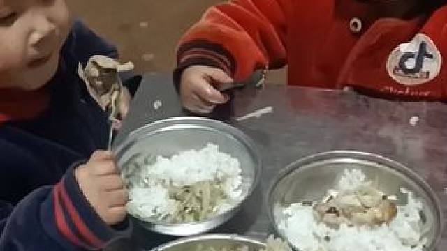 今天给双胞胎炒了肉片洋芋丝。#记录真实生活