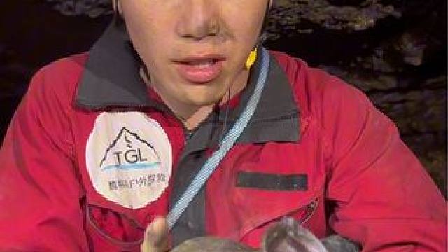 小伙子探洞发现个古董，竟然准备带走