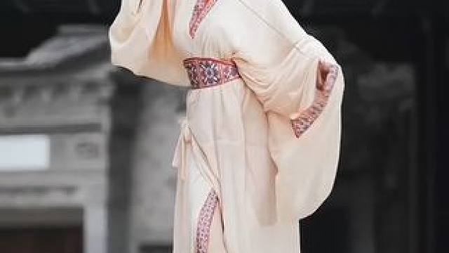 姑娘一句春不晚，痴儿留在春江南#姑娘一句春不晚 #战国袍 #剑舞 #国风合伙人#Dou➕小助手