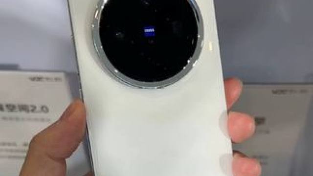 搭载天玑9400的第一台旗舰vivoX200已经发布，两款小尺寸直屏OPPOFindX8和x200P