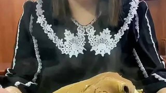 #草原美食 #铁蛋羊头 看到妹子吃铁蛋家的羊头就有食欲