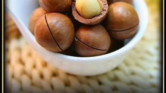 欧美人万万没想到，我们仅用一条缝，就把他们上百一斤的夏威夷果打成白菜价！#夏威夷果  #坚果  #三