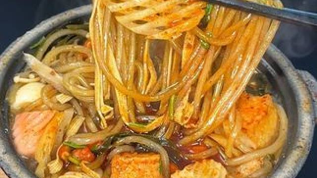 下班回家5分钟就可以搞定这香喷喷热乎乎的砂锅麻辣烫，孩子说比买的还好吃#砂锅麻辣烫